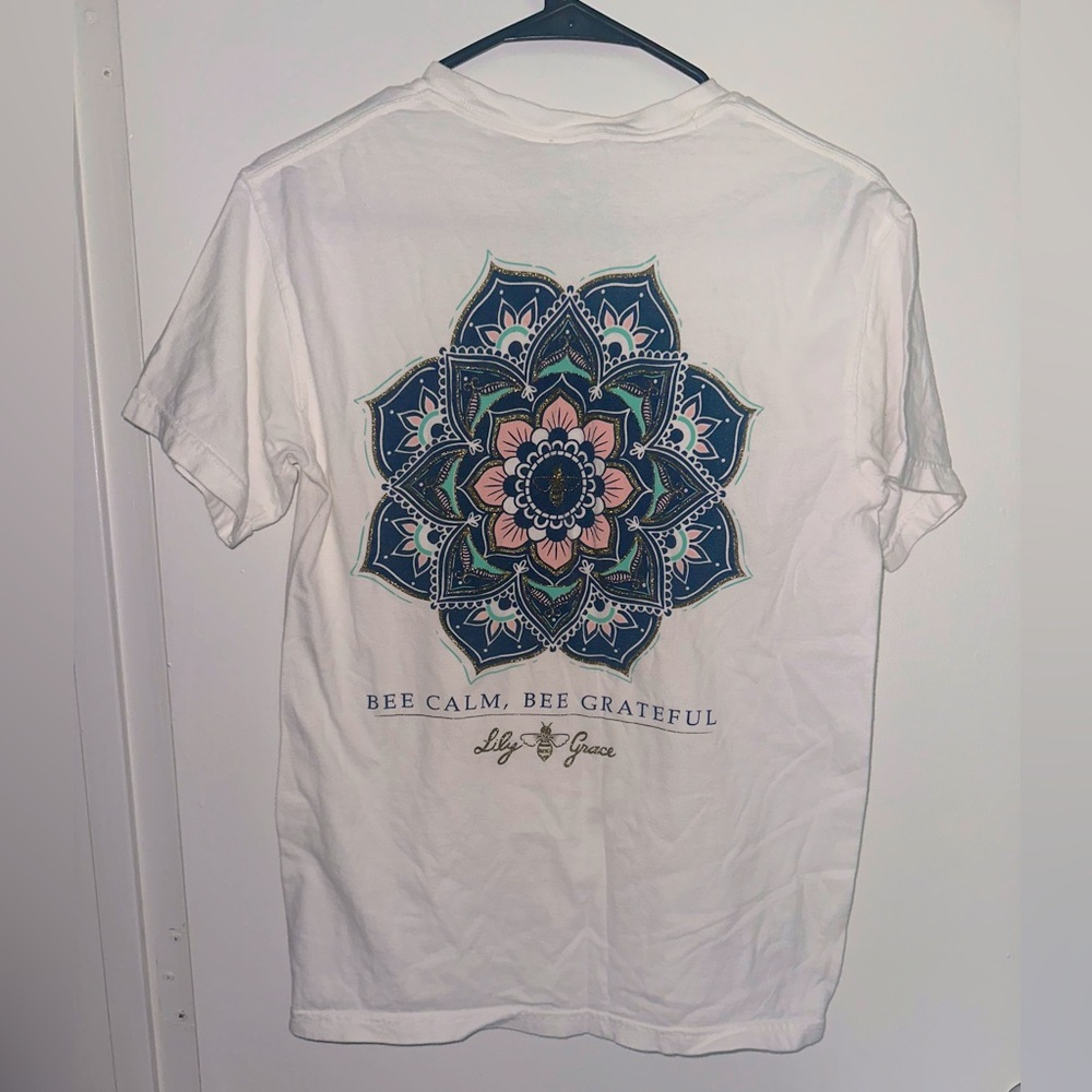 Lily Grace Bee Calm Bee Grateful Tee